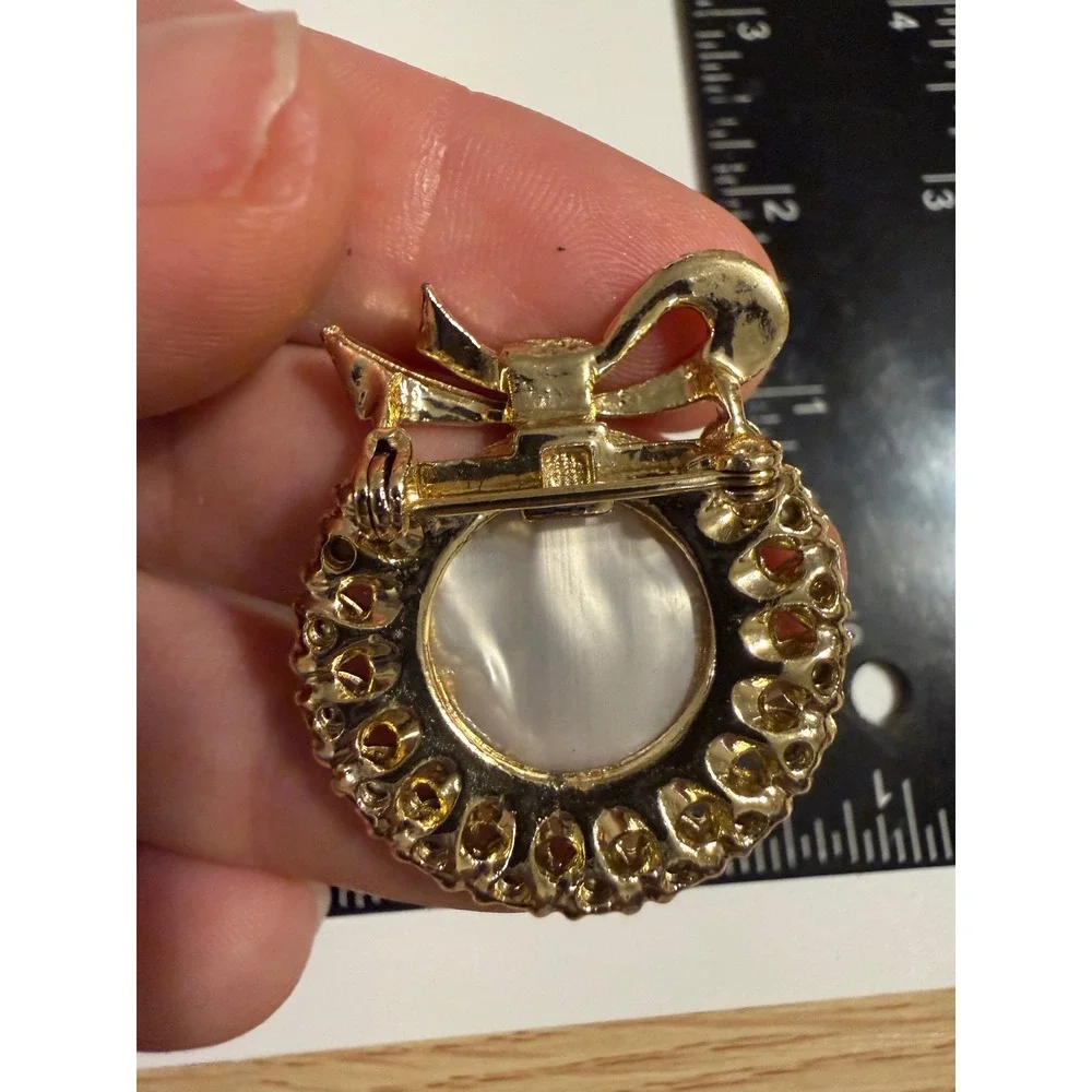 Vintage Gold Tone Mother of Pearl‎ AB Rhinestone Mother Bow Wreath Brooch Pin